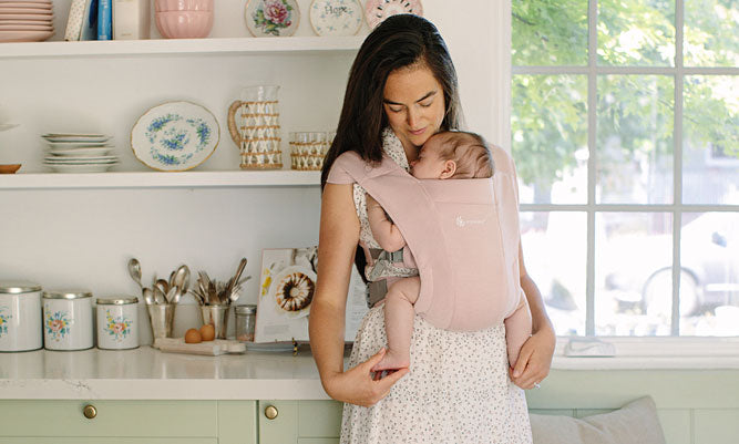 How to feed in your Ergobaby carrier!